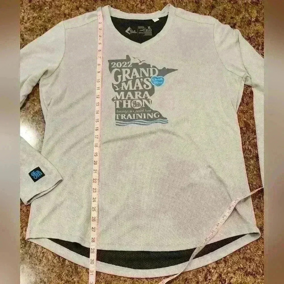 Woman's 2022 Grandma's Marathon Duluth Grey Long Sleeve Training Shirt XL - Picture 8 of 8